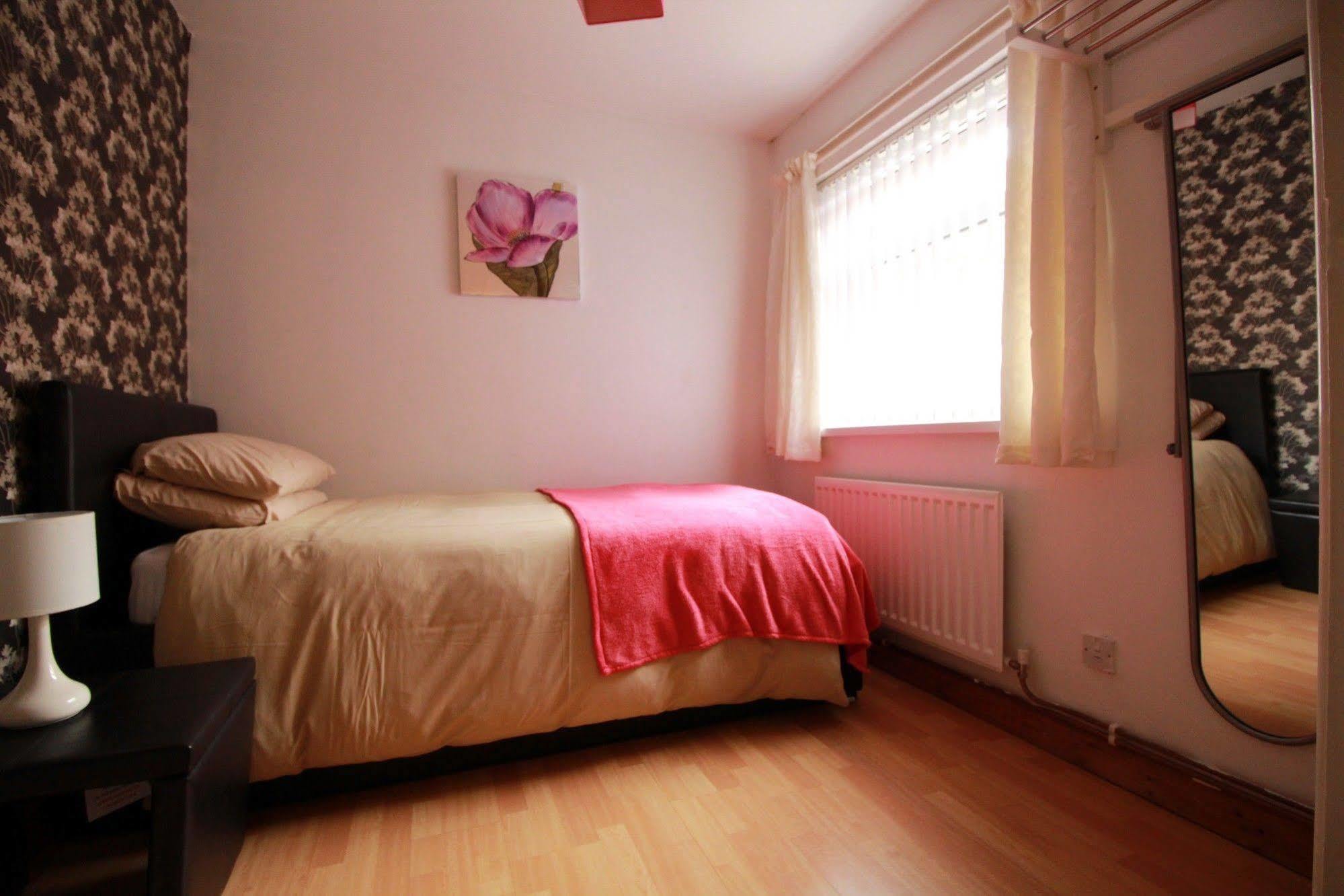 Perfect Central City Location - Parking - 3 Beds - 2 Bedrooms Belfast Eksteriør billede